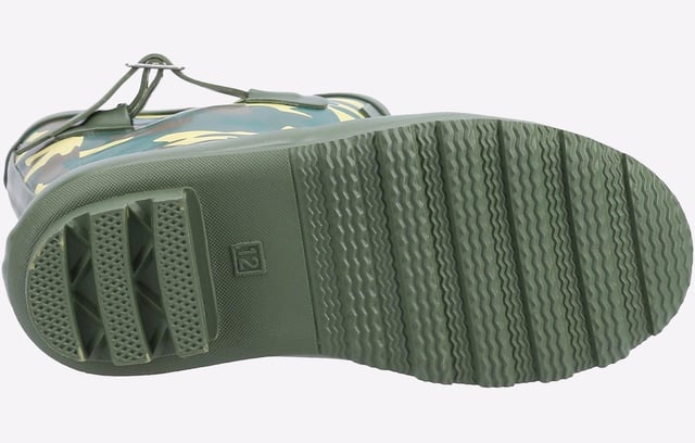 Designed in the heart of the countryside comes this fun junior wellington. A stylish smooth camo print with premium rubber offering excellent waterproofing and grip on muddy terrain.
- Lightweight and flexible pull on boot- Fully waterproof premium rubber upper
- Decorative strap and buckle feature
- Soft cotton lining
- Removable foam insole
- Deep traction tread