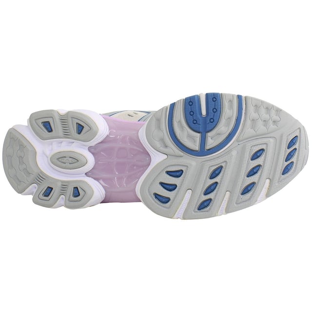 Asics Gel-Nimbus 9 Zapatillas de Mujer en Gris, un pináculo de comodidad y rendimiento diseñado para elevar tu experiencia de carrera. Estas zapatillas están meticulosamente elaboradas para proporcionar una excepcional amortiguación, soporte y estilo para la corredora dedicada. Aquí están las características clave que definen el Gel-Nimbus 9:

 Amortiguación Gel Revolucionaria: El Gel-Nimbus 9 cuenta con la renombrada tecnología de amortiguación Gel de Asics, estratégicamente colocada a lo largo de la zapatilla para ofrecer una superior absorción de impactos. Esto garantiza un paseo suave y cómodo, minimizando el impacto en tus articulaciones y mejorando tu experiencia de carrera en general.

 Tecnología de Media Suela FluidRide: La media suela FluidRide ofrece una combinación perfecta de propiedades de rebote y amortiguación. Este material ligero pero duradero mejora la capacidad de respuesta de la zapatilla, asegurando una zancada suave y eficiente.

 Sistema Adaptable de Sujeción en el Talón: El Sistema de Sujeción en el Talón está diseñado para proporcionar un ajuste seguro y adaptativo alrededor del talón, minimizando el deslizamiento y asegurando estabilidad durante tus carreras. Esta característica es particularmente beneficiosa durante entrenamientos de alta intensidad.

 Parte Superior Transpirable y Ligera: Las zapatillas cuentan con una parte superior transpirable y ligera, permitiendo un flujo de aire óptimo para mantener tus pies frescos y cómodos. El diseño no solo mejora la transpirabilidad, sino que también contribuye a una sensación general de ligereza y agilidad.

 Sistema Guidance Trusstic para la Estabilidad: El Sistema Guidance Trusstic integra líneas de guía para mejorar la eficiencia de la marcha y proporcionar integridad estructural en la zona del mediopié. Este sistema contribuye a la estabilidad y soporte general durante tus carreras.

 Artesanía de Alta Calidad Asics: Asics es sinónimo de calidad, y las Zapatillas de Mujer Gel-Nimbus 9 en Gris muestran el compromiso de la marca con la excelencia. Estas zapatillas están diseñadas para resistir las exigencias del running regular, asegurando durabilidad y fiabilidad.