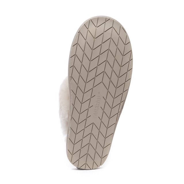 Estas pantuflas Harrier suaves y esponjosas son pantuflas tradicionales para mujer que son perfectas para usar en casa y brindan la máxima calidez y comodidad en las noches de invierno. Descripción: Ante Parte superior Forro de lana de piel de oveja Plantilla de lana de piel de oveja Suela de goma antideslizante Tecnologías: Parte superior resistente al agua Suela ligera