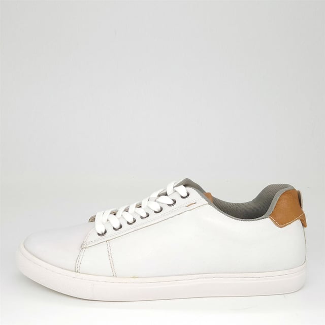 Discover Romford, combining classic design with complete comfort for the ultimate everyday trainer. The minimal and chic styling makes them the perfect partner for all of your smart-casual looks.