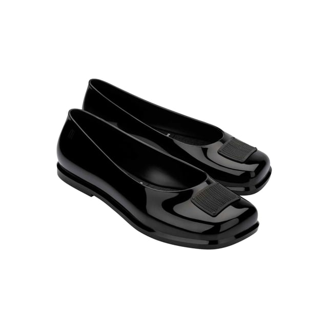 Unleash the inner fashionista with the Melissa Renovao + Marc Jacobs, a newcomer from the acclaimed collab with the celebrated designer. Inspired by ballet flats, it features a metallic finish, and is casual and extremely lightweight. Another highlight is a paint outlined PVC adornment. The style is perfect for any occasion
