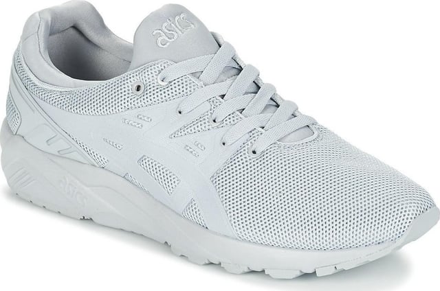 El clásico entrenador de gel-kayano retrocede sus capas para revelar una parte superior liviana con una mayor transpirabilidad.

A pesar de su renovación más ligera, las zapatillas de deporte populares mantienen la misma tecnología, herramientas y alineador de calcetines de compresión, que ofrece un zapato de estilo de vida avanzado con un ajuste atemporal.
