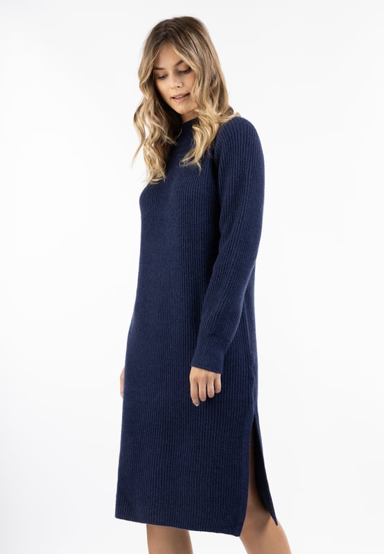 geen voering/geen voering, geen vulling  Met de gebreide jurk van DreiMaster Vintage kun je rekenen op volledig comfort. Dankzij het zachte ribbreisel met viscosegehalte, het kleine opstaande kraagje en de comfortabele lengte van de jurk ben je optimaal voorbereid op koudere dagen. De lange zijsplitten zorgen voor extra charme en beenruimte. Gecombineerd met laarzen of lange laarzen creëer je in een handomdraai een casual, relaxte winterlook.  Gebreide midi-jurk met lange mouwen