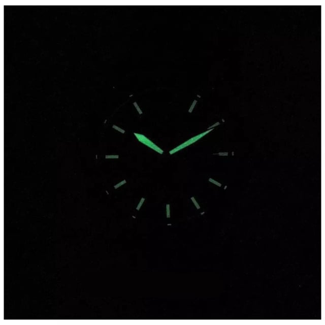 Este reloj Emporio Armani para hombre tiene movimiento de cuarzo. La caja (42 mm) es de Acero Inoxidable (Plata) y tiene un cristal Mineral. La correa es de silicona negra. Este reloj de la gama Emporio Armani Diver es un regalo precioso y atemporal. Sorpréndase a sí mismo o a otra persona con este regalo. Además, con él disfrutará de 2 años de garantía contra todo defecto de fabricación.