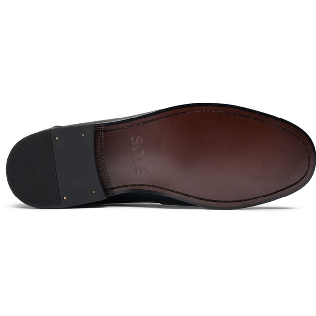 Consiente a tus pies con un lujo suntuoso y elegante con el exclusivo mocasín con borlas SOLE. La elegante parte superior de cuero y el detalle de borlas definen el estilo clásico, mientras que la elegante suela, el forro de cuero y la plantilla de cuero garantizan una comodidad transpirable durante todo el día. Una opción sencilla y sin esfuerzo tanto para ocasiones informales como elegantes, el mocasín con borlas SOLE es una incorporación impecable a tu guardarropa.