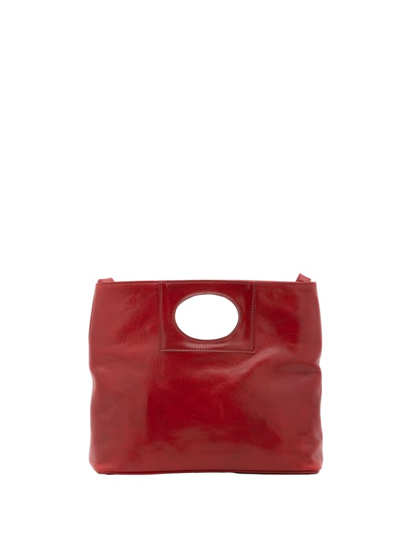 Damen-Umhängetasche mit Magnetverschluss. eine Innentasche mit Reißverschluss und zwei offene Innentaschen. fehlende Außentaschen. abnehmbarer Schultergurt aus Leder. im Ledergriff. zwei Innenfächer.  Außenmaterial. Innen mit Baumwolle gefüttert. Maße: 28x33x10 cm. Hergestellt in Italien