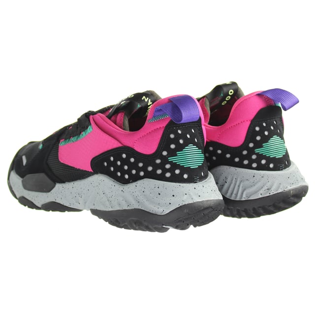 What do you get when handcrafted comfort meets high-tech innovation? The Jordan Delta SP combines plush support with responsive cushioning to give you the best of both worlds. The shoe’s glove-like fit gets better with each wear, forming a unique fit for your feet, while React foam gives you an ultra-soft feel underfoot. The lightweight material on the upper adapts to your every step, making this style an everyday staple. The entire package is reinforced with fully transparent, flexible TPU overlays across the silhouette.