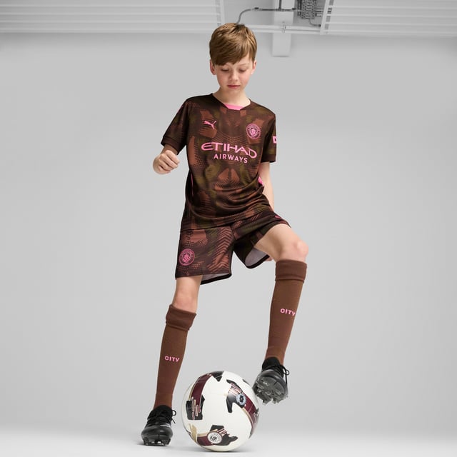 PRODUCT STORY : Defend your goal like Manchester City's finest in this official 24/25 short-sleeved goalkeeper jersey. Lightweight, breathable and cut for action, it features our moisture-wicking dryCELL fabric to keep you feeling cool, comfortable and focused. FEATURES & BENEFITS :  dryCELL: Performance technology designed to wick moisture from the body and keep you free of sweat during exercise. As part of the RE:FIBRE program, this garment is made of at least 95% recycled material from textile waste and other used materials.  DETAILS :  Regular fit. 170 gsm, Jacquard. Crew neck. Short sleeves. Official team branding. PUMA Youth: Recommended for older kids between 8 and 16 years.