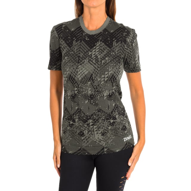Camiseta deportiva manga corta Zumba. 
Color Negro-verde
El tejido suave y elástico proporciona un ajuste cómodo y favorecedor.
Cuello en redondo.
Gráfico en el frontal y la espalda con motivo de la marca.
Costuras vistas a tono.

Composición:  100% Algodón.

-Utilizar lavadora a temperatura máxima 30º .
-No utilizar secadora.
-No utiliza Lejía.
-No utiliza Plancha.
-No lavar en seco.