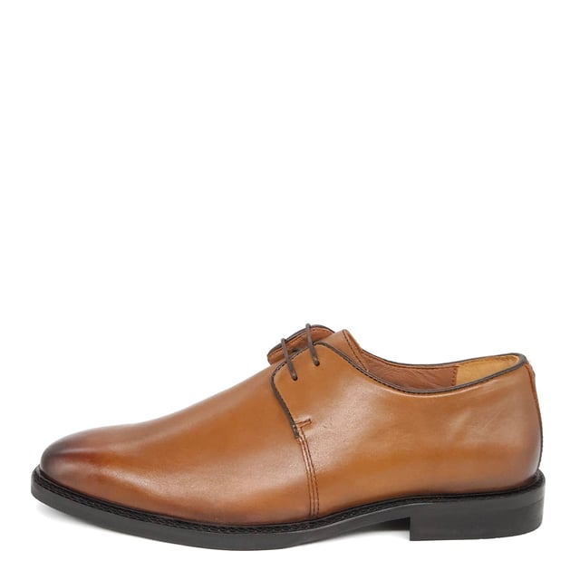 Introducing Dagenham, a classic Derby shoe for a quintessential formal feel. The active foam footbed ensures a comfortable wear, while the streamlined silhouette provides a sleek finish.