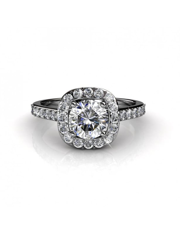 Framgång garanteras för vår Cushy-ring och dess österrikiska kristaller av hög kvalitet. Den eleganta designen har en glittrande finish och är perfekt för att försköna din stil och ge en skimrande touch av glamour till din look.