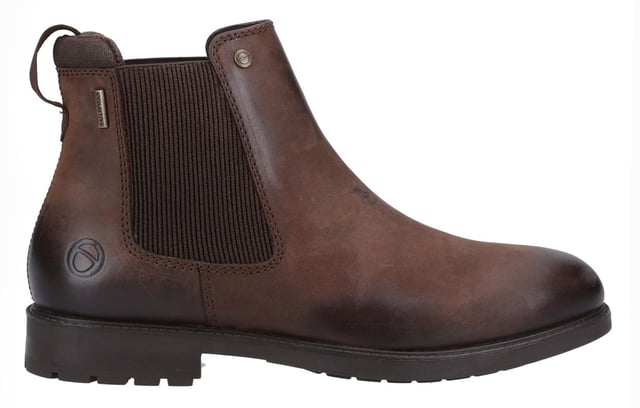 De Gretton Chelsea boot combineert een door het platteland geïnspireerde stijl met wintergereed functionaliteit. Met waterdichte leren bovenkant en memory foam zolen zorgt het ervoor dat je voeten warm, droog en comfortabel blijven het hele seizoen door. De achterste aantrekloop maakt het gemakkelijk om ze aan te trekken, terwijl het slanke ontwerp een vleugje moeiteloze stijl aan je wintergarderobe toevoegt. Perfect voor wie zowel functionaliteit als mode wil tijdens de koudere maanden. - Waterdichte leren bovenkant - Achterste aantrekloop voor gemakkelijk aan- en uittrekken - Memory foam zolen - Cotswold branding