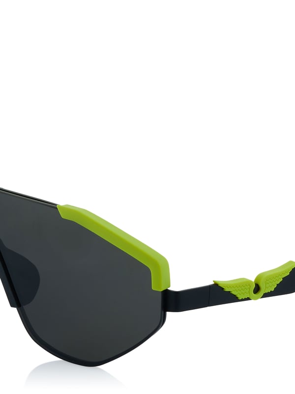 100% metal; gafas de sol Zadig Voltaire;  Modelo: OWEW00129 010FS;  Mano de obra de alta calidad;  Forma de gafas: Deportiva;  Color del marco: Negro-Verde;  Color de la lente: Gris oscuro;  Nivel de tinte: Categoría 3 (oscuro), protección UV;  Dimensiones: 99 - 0 - 140 mm;  Detalles del logotipo de Zadig Voltaire;  -------------------------------------------------- --;  Instrucciones generales de uso y seguridad: Dependiendo del modelo, las gafas de sol no son igualmente adecuadas o permitidas para todas las condiciones/actividades de iluminación (tráfico, etc.). Infórmese en consecuencia y actúe siempre con responsabilidad;  Ciertos colores de lentes (coloridos) (azul, rojo, rosa, violeta, amarillo, naranja, etc.) pueden no recomendarse ni permitirse en absoluto para el tráfico por carretera, ya que pueden distorsionar la percepción del color de los semáforos, las luces de freno y las señales de tráfico. , etc. en una medida superior a la media;  Las gafas con monturas, patillas o similares que limiten (significativamente) la visión sólo deben utilizarse con la debida precaución y, dependiendo de la actividad, no deben utilizarse en absoluto (tráfico, etc.);  La selección del modelo (incluida la categoría/nivel de tinte) debe basarse en las condiciones y los planos de iluminación;  NO apto para actividades al anochecer/noche o en condiciones de mala visibilidad;  NO apto para visualización directa del sol o de un eclipse solar;  NO para protección contra fuentes de luz artificial (por ejemplo, solariums);  NO para protección ocular durante trabajos mecánicos o riesgos como impactos;  NO utilizar si hay desgaste/daños (gafas, filtros, monturas...);  Los modelos con elementos puntiagudos y/o relativamente alejados (marco) o similares sólo deben utilizarse con precaución o a una distancia de seguridad suficiente del entorno respectivo (incluidas otras personas);  Para obtener más información, consulte los documentos adjuntos u otra información técnica y del fabricante.