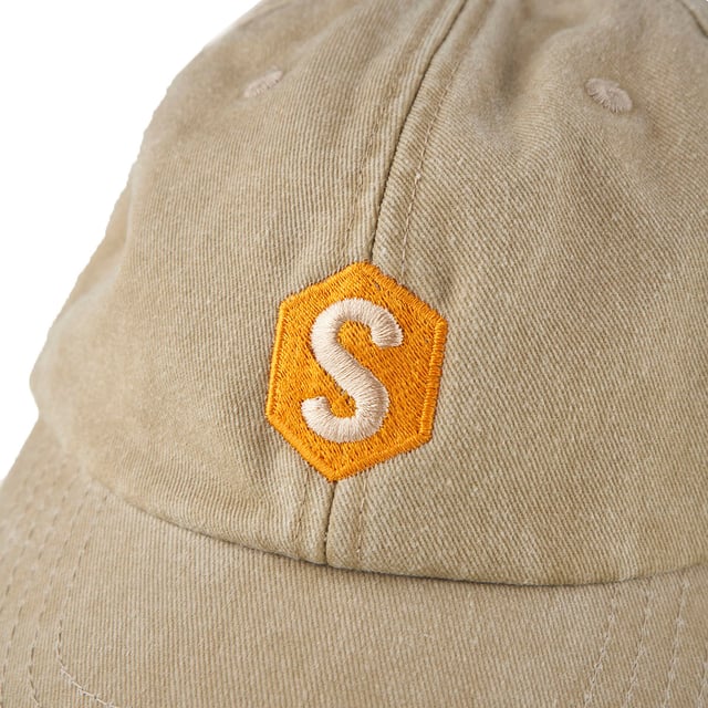 Cap Superb.
 Brand embroidery on the front and back.
 Strap with adjustable closure at the back.
 Seams seen in tone.
 Composition: 100% cotton
 Care:
- Wash at max. 40ºC.
 - Do not use bleach.
 - Iron at low temperature.
 - Do not dry clean.
 - Do not use dryer.