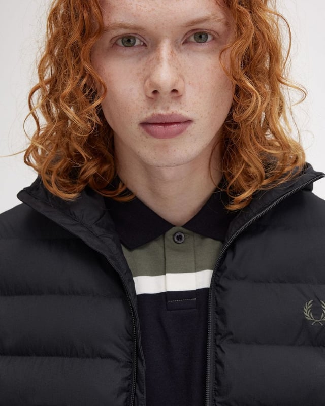 A staple Fred Perry insulated jacket with an adjustable hood and twin tipping to the internal collar.

Recycled polyester ripstop fabric 
Regular fit
Two way zip with branded puller 
Zip-up side seam pockets 
Laurel Wreath embroidered logo on the left hand chest

100% Recycled Polyamide
J8553