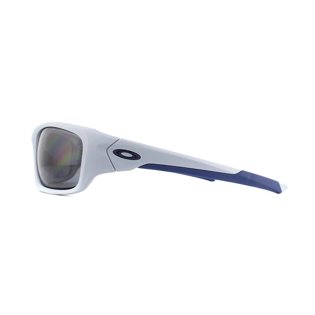 Las gafas de sol Oakley Valve 9236-05 en Matte Fog Grey Polarized son la última encarnación de un modelo clásico que se ha actualizado con la última tecnología. Se han añadido las almohadillas de Unobtanium en las patillas y en el puente de la nariz al increíblemente duradero y ligero marco O-Matter. El ajuste es perfecto para rostros de tamaño mediano a grande y el ajuste de tres puntos de Oakley proporciona una gran comodidad y una claridad superbia de las lentes.