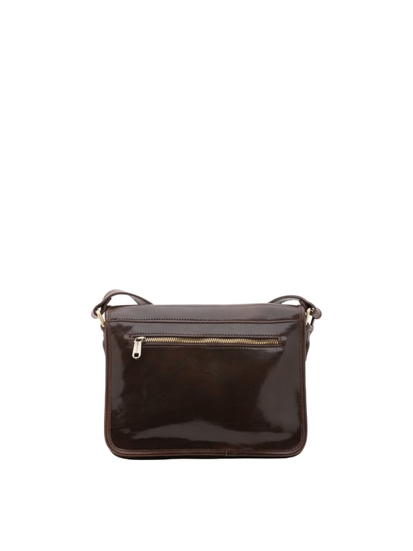 Bolso bandolera para mujer. El cierre es con imán. Los bolsillos internos son uno con cremallera y otro abierto. Los bolsillos externos son uno frontal con cremallera y otro trasero con cremallera. La bandolera es ajustable en piel. Falta el mango. Hay dos compartimentos internos. El material exterior es auténtica piel de vacuno. Internamente está forrado en algodón. Medidas: 27,5x22x12 cm. Hecho en Italia