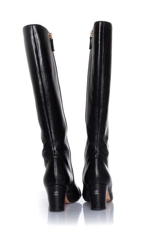 VINTAGE, RRP AS NEW
Chanel, Leather coco mark pearl long boots in black. The item is in good condition. Heels and noses have some small scratches. Comes with box and 2 dustbags.
 • CONDITION: good condition 

• SIZE: 38.5

• INSOLE MEASUREMENTS: 25 cm

• HEEL MEASUREMENTS: 6 cm PLATFORM: 0.5 cm

• SHAFT HEIGHT: 38 cm WIDTH ANKLE:   cm   WIDTH TOP: 18 cm

• FABRIC: leather, fabric

• COLOUR: black