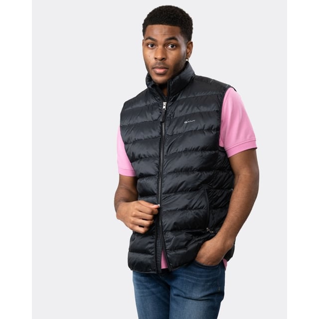 Crafted in a lightweight recycled polyester with a water-repellent finish, this Light Down Vest adds a perfect layer of warmth when the temperatures suddenly drop. With a length that falls slightly above the hips, interior zip and patch pockets and its straight channel quilting, this vest is a must-have for cooler mornings or evenings out after sundown.
Regular fit  Printed logo at chest  Water-repellent  Fully lined
Shell - Recycled Polyester 100%, Lining - Recycled Polyester 100%, Padding - Down 90%, Feathers 10%
7006299