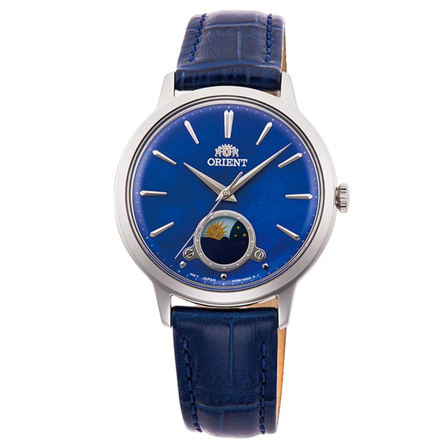 Orient Uhr RA-KB0004A10B Damen  
Geschlecht: Damen  
Hauptfarbe: Silber  
Uhrwerk: Quarz: Batterie  
Anzeigeformat: Analog  
Wasserdichtigkeit: 3 ATM  
Verschluss: Dornschließe  
Funktionen: Sonne und Mond  
Gehäusefarbe: Silber  
Gehäusematerial: Edelstahl  
Gehäusebreite: 34  
Gehäuselänge: 41  
Zifferblatt: Keine  
Armbanduhrfarbe: Blau  
Armbandmaterial: Leder  
Breite der Bandanschlüsse: 16  
Handgelenkumfang (max.): 195  
Lieferumfang: Uhrenbox  
Stil: Mode  
Gehäusehöhe: 7  
Glas: Mineralglas  
Anzeige-Farbe: Blau  
Gangreserve: Keine Automatik  
Lünette: keine  
Zusätze zur Uhr: Keine  