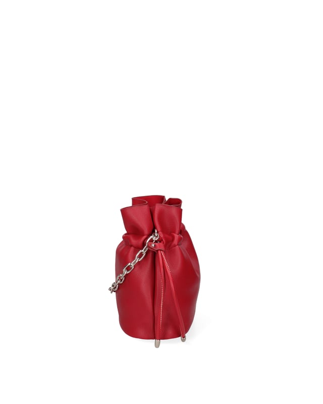 Bolso tipo bombonera para mujer. El cierre es con cremallera. Los bolsillos internos son uno con cremallera y otro abierto. Los bolsillos externos están ausentes. La correa para el hombro es ajustable y extraíble. El mango es de cadena. Hay un compartimento interno. El material exterior es PVC. Internamente está forrado en poliéster. Medidas: 22x24x12 cm. Producto de moda