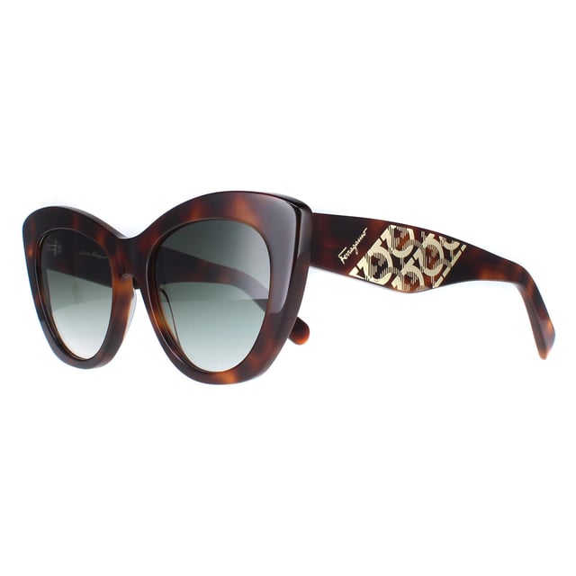 Las gafas de sol Salvatore Ferragamo SF1022S 214 gris tortuga degradado son unas finas monturas cat eye fabricadas en acetato ligero. El icónico logotipo de Salvatore Ferragamo está sutilmente grabado en las patillas, mostrando el toque característico de la marca.