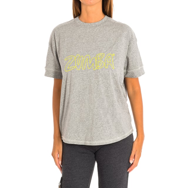 Camiseta Con Mangas Zumba. 
Color Gris
Clásica y versátil con un calce fácil. 
Cuello redondo. 
Gráfico en el frontal y la espalda con motivos de la marca.
Tejido suave y de corte holgado.
Costuras vistas a tono.

Composición:  95% Algodón, 5% Elastano.

-Utilizar lavadora a temperatura máxima 30º .
-No utilizar secadora.
-Puede utilizar Lejía.
-Utiliza plancha a temperatura máxima 110º.
