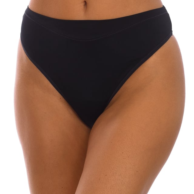 Janira-Tanga.
 Anpassungsfähiger Tanga-Stil.
 Fresh-Technologie, die ein ultra-weiches und seidiges Gefühl vermittelt.
 Komfortables und atmungsaktives Material.
 Die Nähte sind im Farbton gehalten.
 Zusammensetzung: 89% Polyamid, 11% Elasthan
 Pflegehinweise:
-Bei einer Temperatur von maximal 30º waschen.
 -Keine Bleiche verwenden.
 -Kein Bügeleisen verwenden.
 -Keinen Trockner verwenden.
 -Nicht chemisch reinigen.