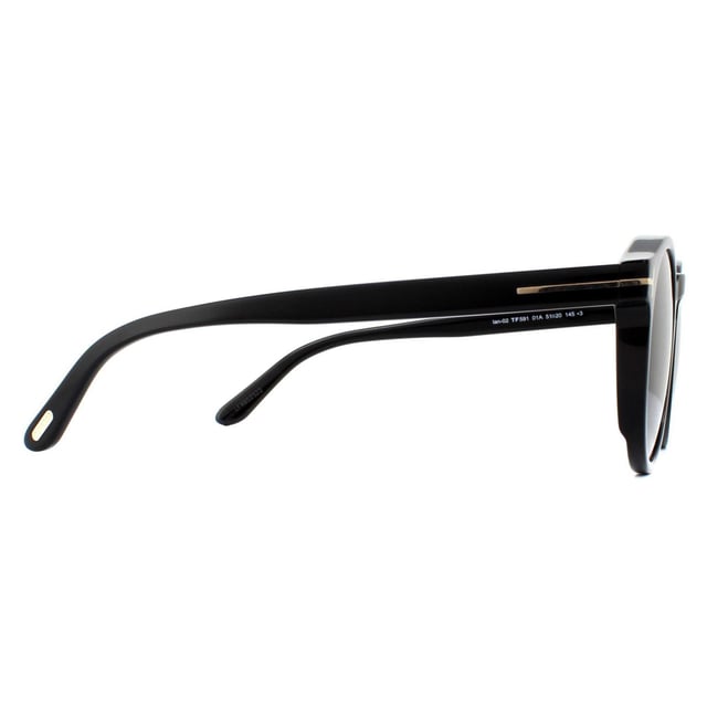 Die Tom Ford Sonnenbrille Ian 0591 01A Shiny Black Grey Smoke Gradient ist ein raffinierter runder Stil für Männer. Die schlanke Silhouette ist ultraschlank und verfügt über einen Schlüsselloch-Steg und Eckausschnitte, die für einen Vintage-Look sorgen. Das ikonische Tom Ford "T"-Scharnier und das Logo auf jedem Bügel sind ebenfalls vorhanden.