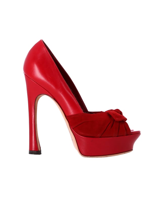 VINTAGE, RRP AS NEW
Make a bold statement with the Yves Saint Laurent Palais 105 Bow Pumps in Red Leather. Crafted from high-quality red leather, these pumps exude confidence and sophistication. The iconic bow detailing on the front adds a feminine and playful touch. With a 105mm heel height, these pumps provide a stunning lift and elongate the legs. 
*with dust bag

Yves Saint Laurent Palais 105 Bow Pumps in Red Leather
Material: Leather
Size: EU36
Condition: Good
Sign of wear: Moderate wear throughout
SKU: 356342