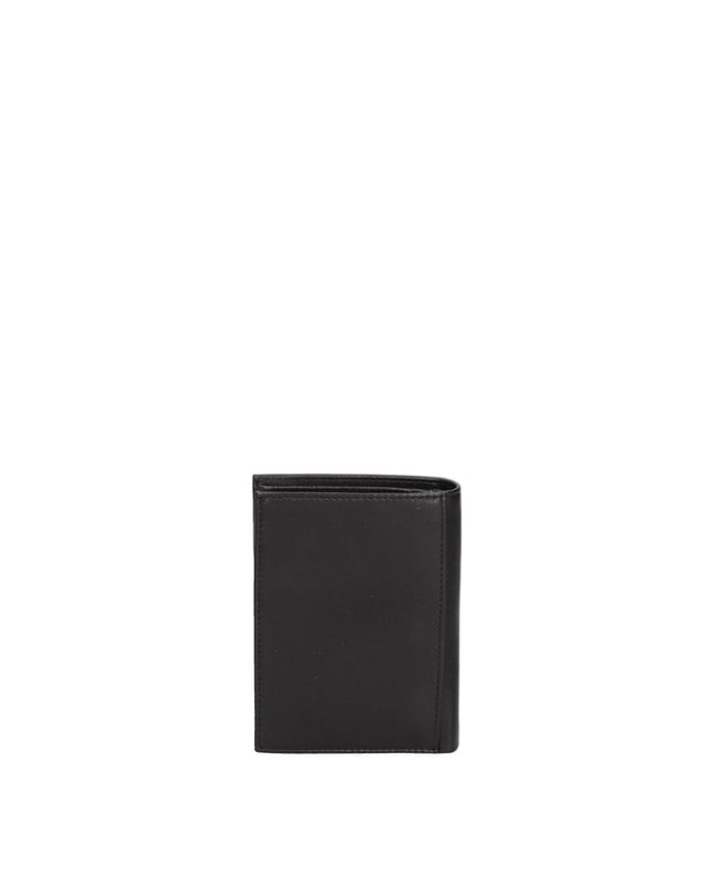 Cartera de hombre. El cierre está ausente. Los bolsillos internos son tarjeteros. Los bolsillos externos están ausentes. Falta la correa para el hombro. Falta el mango. Hay un compartimento interno. El material exterior es 100% Piel Auténtica. Internamente no está forrado. Medidas: 9x12,5x2 cm. Producto de moda