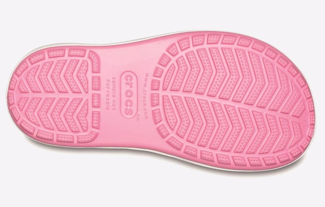 All the lightweight color and sporty Crocband style kids love is now available in a fun and functional rain boot. Oversized openings at the top make them easy for kids to put on and take off by themselves.
- Reflective logo on the heel- Easy to clean and quick to dry- Iconic Crocs Comfort: Lightweight.- Flexible, 360-degree comfort.