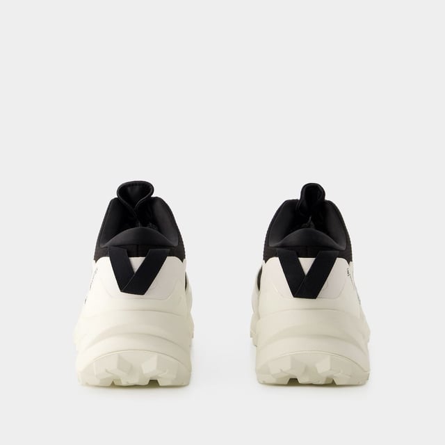 Kleuren: Zwart - Zwart/Zwart/Off White. Hoofdmateriaal: glad kalfsleer. Materiaal zool: rubber. Sluiting: veters bovenaan. Tipvorm: rond. Pasvorm: op maat - Maatvoering: Europees.