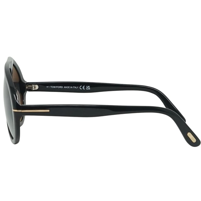 Bescherm je ogen in stijl tegen de zon met deze Tom Ford Zwarte Zonnebril. Hun lichtgewicht ontwerp zorgt voor maximaal comfort en hun lenzen bieden 100% UV-bescherming. De strakke zwarte monturen maken deze zonnebril de perfecte aanvulling op elke outfit. Armlengte = 140, lenslengte = 60, neusbrug = 15. Zwarte zonnebril, zonnebril met smoke gradient lens, zonnebrillenkoker, schoonmaakdoekje en onderhoudsinstructies allemaal inbegrepen, 100% bescherming tegen UVA- en UVB-zonlicht en conform Britse norm EN 1836:2005 Stijlcode: FT0988 01B