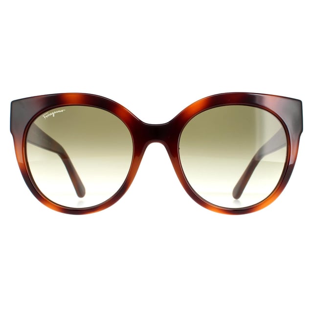Las gafas de sol Salvatore Ferragamo Cat Eye Ladies Tortoise Green SF1031S son un elegante estilo ojo de gato fabricado en acetato ligero. El logotipo de Salvatore Ferragamo incorpora las patillas para autenticidad de la marca.