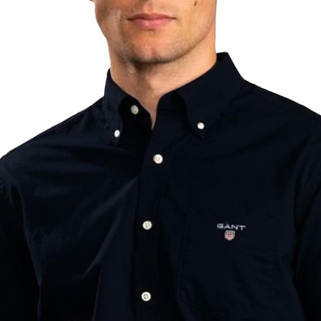 Hechos a mano con algodón ligero y transpirable, estos Gant Originals cuentan con un cuello con botones y el logotipo clásico de la marca en el pecho. La camisa Regular Fit Indigo es un clásico preppy esencial que te llevará a través de los meses más cálidos y más allá. CAMISA GINT OXFORD