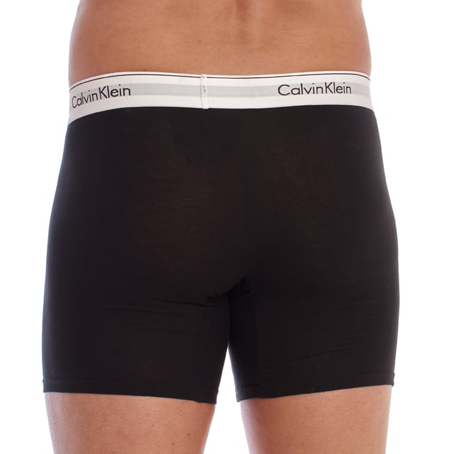 Boxershorts von Calvin Klein Briefs aus einer Mischung aus Baumwolle und Elastan, die eine bequeme und flexible Passform bieten.

 Das Design ohne Öffnung umfasst einen verstärkten Mittelteil für mehr Anpassungsfähigkeit.

 Der mittlere, weiche und elastische Bund sorgt für perfekten Halt in der Taille, verziert mit dem kontrastierenden Calvin Klein-Logo und sorgt für einen unverwechselbaren und modernen Touch.

 3er-Pack Boxershorts von Calvin Klein Briefs, verschiedene Farben für jeden Geschmack.

 Ideal für alle, die ein modernes und funktionelles Unterwäsche-Kleidungsstück mit dem Markenzeichen von Calvin Klein suchen.
 Komposition: 95 % Baumwolle, 5 % Elastan
 Pflege:
- Maschinenwäsche in kaltem Wasser und Flüssigwaschmittel.
 - Bei niedriger Temperatur bügeln.
 - Benutzen Sie keinen Trockner.
 - Reinige chemisch nicht.