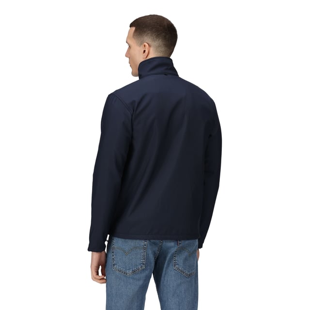 Buitenmaterialen: 100% gerecycleerd polyester. Voering: Verborgen ritssluiting, Softshell. Ontwerp: Eenvoudig. Stoftechnologie: Ademend, Duurzaam, DWR Finish, Isotex 10000, Waterafstotend, Waterdicht. 3 in 1, Getapete naden. Manchet: Verstelbaar, met treksluiting. Mouwtype: Met lange mouwen. Halslijn: Staande Kraag. Kenmerken van de kap: Verborgen. Zakken: 2 Zijzakken, 1 Borstzak, Rits. Bevestiging: Volledige ritssluiting. 25000g/m²/24 uur. Zoom: verstelbaar, zoom met schokkoord. Geschikt voor: Borduurwerk. Duurzaamheid: Gemaakt van gerecycled materiaal.