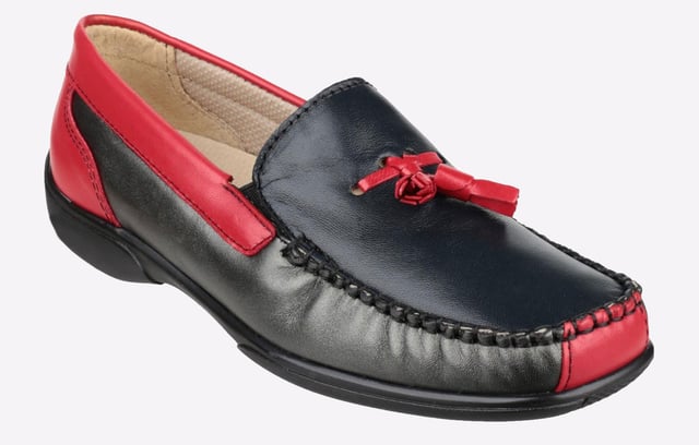 De Cotswold Shoes Biddlestone is een stijlvolle instap leren mocassin schoen. Glad leren bovenwerk met overlays en stikaccenten. Gevoerd aan de binnenkant voor comfort gedurende de hele dag. Comfortabele platte zoolunit.