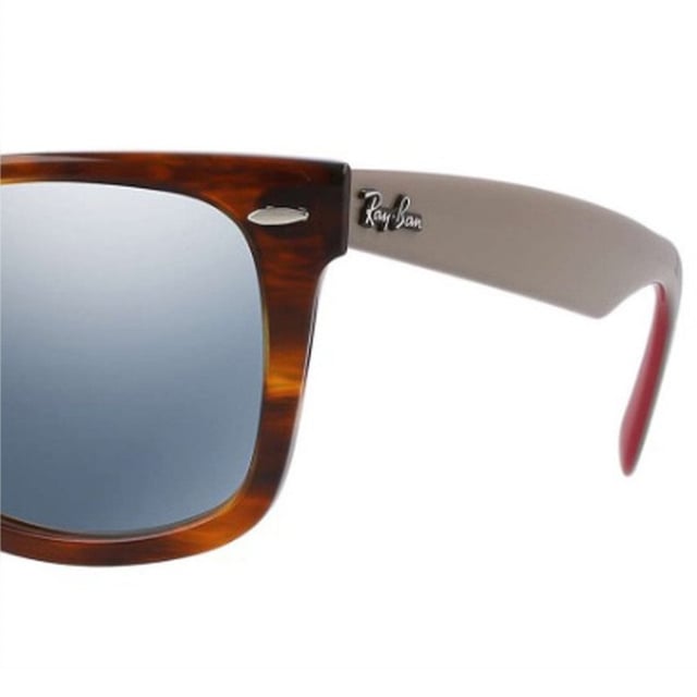 Gafas de sol Original Wayfarer con montura de acetato.
Forma cuadrada.
Patillas de acetato a tono, con detalle de la firma de la marca en metálico.
100% Protección UV.
Cristales antirreflejo.
Todos nuestros productos se envían en el interior de su estuche original.
Incluye una gamuza limpia cristales, los certificados de autenticidad y garantía.
 Medidas: Alto lente: 50 mm. Ancho lente: 54 mm. Puente: 16 mm. Patillas: 140 mm.
 Composición: Acetato
 Cuidados:
Limpieza y manutención:
- Limpiar las gafas con agua y jabón.
- No utilice paños sucios o abrasivos, que puedan alterar las características de los filtros.
- Utilice solo accesorios y repuestos originales.