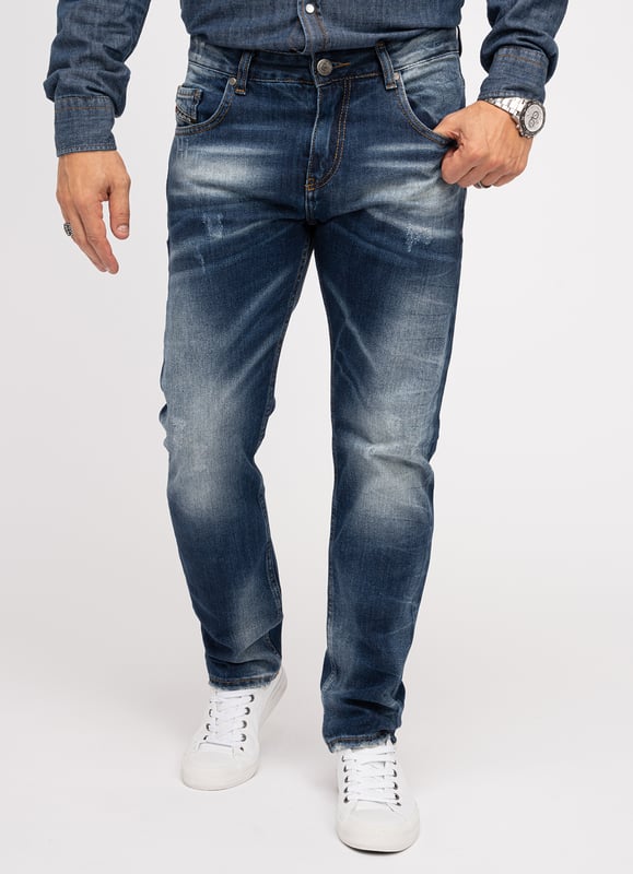 Die Jeans ist ein echter Stilklassiker, die zu nahezu jeder Gelegenheit getragen werden kann. Die Trendmarke "Indumentum" präsentiert Ihnen eine große Auswahl an modernen Herren Jeans, die für Freizeit, Alltag und Büro infrage kommen. Entdecken Sie verschiedene Designs, unterschiedliche Passformen und stylische Waschungen. Die Herren Jeans von "Indumentum" sind sehr bequem, sehen dabei gut aus und bieten eine hervorragende Qualität, sodass Sie lange Ihre Freude daran haben werden. Indumentum bietet Herren Jeans auch in großen Größen, sodass es für jeden Typ Mann das passende Modell gibt. Darüber hinaus können Sie sich zwischen diversen Passformen entscheiden.