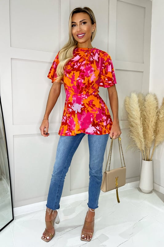 Pink And Orange Floral Printed High Neck Top with short sleeves,
ruched waist and a pleated shoulder detail. Complete the look with a
pair of jeans or denim shorts.

Model wears: UK 8/ EU 36/ US 4
Model's height: 165cm/ 5'5"
Approx length from centre back to hem: 72cm
Fabric composition: 100% Polyester
Colour: PINK/ORANGE

*print position may vary*