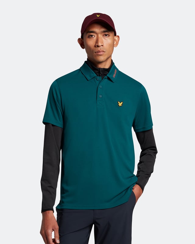 Lyle & Scott Golf Technical Polo Shirt för herrar är det perfekta plagget för att hålla dig sval och bekväm på banan. Konstruerad med lätt, mjuk, slitstark polyester som ger en andningsbar passform, detaljstygn och design vid kragen ger en subtil touch av stil som talar till vårt långa arv i spelet. Avslutad med treknäppt knappslå och signatur Golden Eagle.
 
Passform: Vanlig
Den är utformad för att passa kroppen varken för hårt eller för löst, vilket ger dig en klassisk, tidlöst snygg look. Vi rekommenderar att du beställer din vanliga storlek, men om du är mitt emellan två, välj en storlek större.