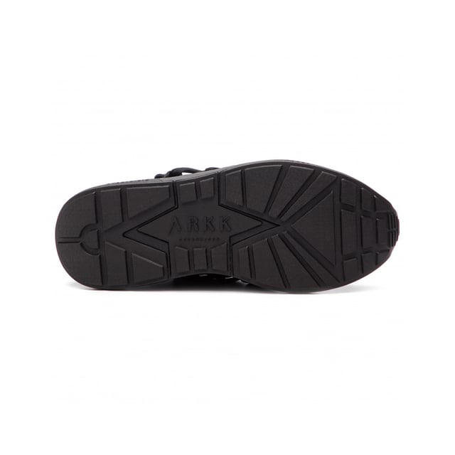 Nuestra icónica zapatilla de cuervo en una versión reciclada, hecha de botellas de plástico recolectadas en la naturaleza: liviano, transpirable y fácil, una opción muy cómoda. ● Superior de neopreno y malla, 100% reciclado
● Lacios de nylon, 100% reciclados
● Pestaña del talón de nylon, 100% reciclado
● Unidad de suela estable e15, 10% reciclado
● Detalles de Arkk en toda la zapatilla

Características clave:
● Ligero
● Avistable
● cómodo
● Slip-on fácil, no es necesario desatir los cordones al ingresar a la zapatilla
● Vegan y reciclado

Adaptar:
Pequeño a tamaño, recomendamos usar nuestra guía de tamaño.