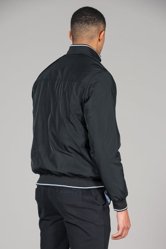 This funnel neck jacket from Kensington Eastside is a must-have for your wardrobe. It features a convenient zip fastening, a high funnel neck, elasticated waistband and cuffs, along with two side pockets, one inside pocket and Kensington Eastside branding on the chest. With its padded lining, this jacket ensures both warmth and style, making it the perfect choice for every season.