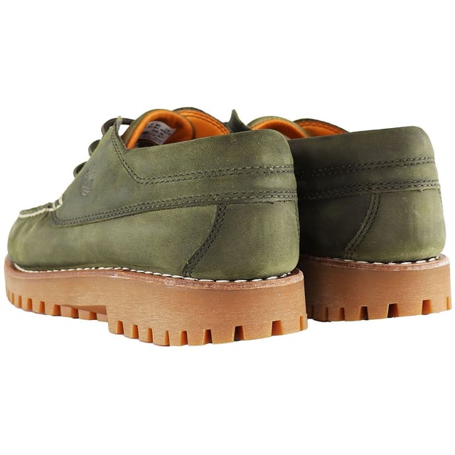 Die grünen Timberland Jackson's Landing Moc Toe Herrenschuhe sind eine stylische und robuste Wahl für Männer, die Wert auf Outdoor-inspiriertes Design, Komfort und Langlebigkeit legen. Hier sind die wichtigsten Merkmale dieser grünen Schuhe: Moc Toe-Design: Die Moc Toe-Konstruktion verleiht dem Schuh nicht nur einen stilvollen Look, sondern sorgt auch für Strapazierfähigkeit und Abriebfestigkeit. Grüne Farbe: Die grüne Farbe dieser Schuhe ist ein echter Hingucker und verleiht Ihrem Look einen Hauch von Outdoor-Inspiration. Premium-Leder: Timberland ist für seine hochwertigen Materialien bekannt. Diese Schuhe werden typischerweise aus hochwertigem Leder gefertigt und bieten sowohl Stil als auch Langlebigkeit. Bequeme Innensohle: Diese Schuhe verfügen oft über eine gepolsterte Innensohle für zusätzlichen Halt und Komfort bei langem Tragen. Strapazierfähige Laufsohle: Die Laufsohle ist auf Traktion und Strapazierfähigkeit ausgelegt und eignet sich daher für verschiedene Outdoor-Aktivitäten. Schnürverschluss: Der Schnürverschluss ermöglicht eine sichere und individuelle Passform. Timberland-Branding: Diese Schuhe tragen typischerweise das Timberland-Logo, das für Qualität und robusten Stil steht. Vielseitig einsetzbar: Diese Schuhe sind vielseitig genug, um mit verschiedenen Freizeitoutfits kombiniert zu werden und eignen sich für Outdoor-Abenteuer, Wanderungen oder einfach, um Ihrem Alltagslook einen robusten Touch zu verleihen. Die Timberland Jackson's Landing Moc Toe Herrenschuhe in Grün bieten eine robuste und stilvolle Option für Männer, die die Natur genießen und gleichzeitig Wert auf Komfort und Langlebigkeit ihrer Schuhe legen. Ob Sie ein Outdoor-Abenteuer planen, die Wildnis erkunden oder Ihrem Alltagslook einfach einen Hauch von robustem Stil verleihen möchten – diese Schuhe bieten eine hervorragende Balance aus Outdoor-Ästhetik und modernem Komfort.