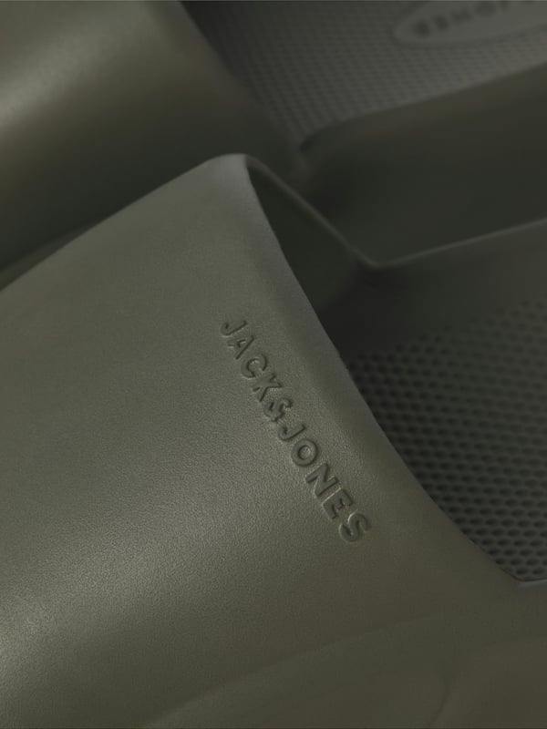 Entdecken Sie den perfekten Mix aus Stil und Komfort mit unseren Pantoletten! Die weiche Schaumsohle bietet eine himmlische Dämpfung für jeden Schritt. Mit subtilen Label-Details verleihen sie Ihrem Look eine dezente Note von Luxus. Egal, ob Sie sich zu Hause entspannen oder schnell etwas erledigen müssen, diese Pantoletten sind Ihr idealer Begleiter. Ihr minimalistisches Design passt zu jedem Outfit und Anlass. Genießen Sie die Leichtigkeit und den Komfort den ganzen Tag über. Schlüpfen Sie in diese Pantoletten und erleben Sie den Luxus, den Ihre Füße verdienen.