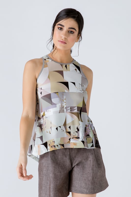 Mouwloze zomertop van jersey met stretch en print. Halternek. Effen boord langs de halslijn en armsgaten. Ongelijke zoomlijn: 14 cm langer en aan de achterkant en afgerond. A-lijnmodel. Ons model is 172 cm en draagt maat 36/S. Afmetingen voor maat 36 (in cm): Schouder - 24; Borst - 44; Taille - 50; Onderkant - 61; Lichaamslengte - 56. Losse pasvorm. 92% VISCOSE - 8% ELASTAAN