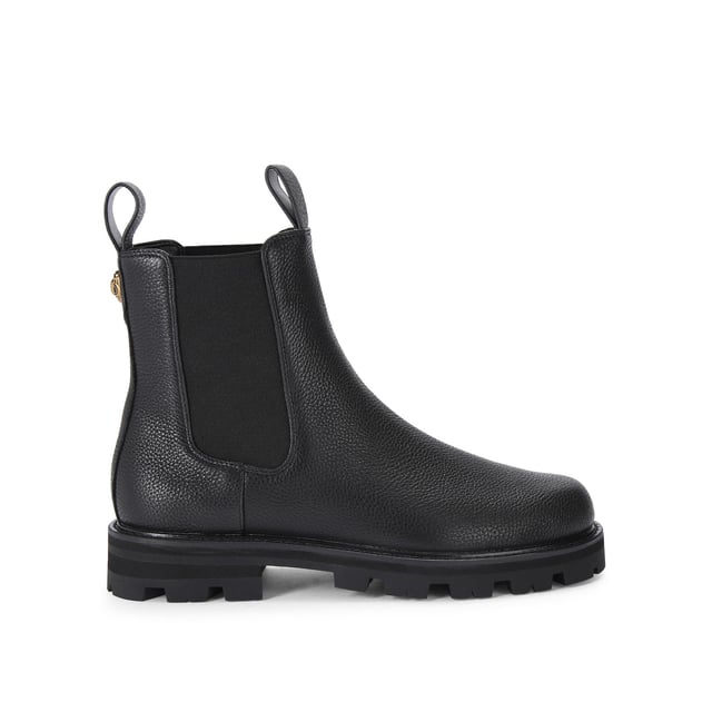 The Kurt Geiger Carnaby Chelsea Boot features a black leather upper. There are two pull tabs at the top of the ankle and elasticated panels for comfort. Sole height: 3cm.
