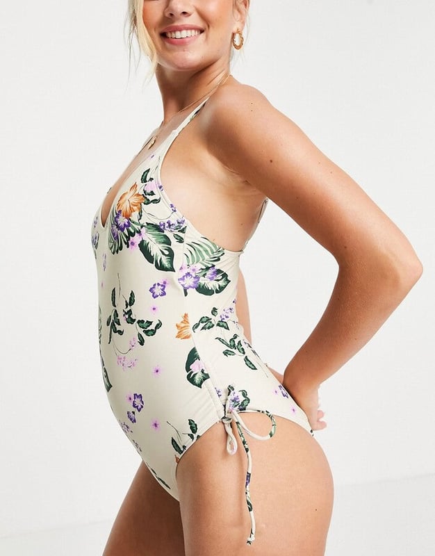 All-over floral print,  
Non-padded cups,  
Adjustable straps,  
Tie sides Brief cut